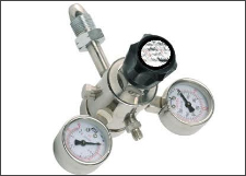 Double stage gas pressure regulator