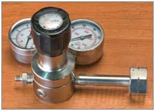 Single stage gas pressure regulator